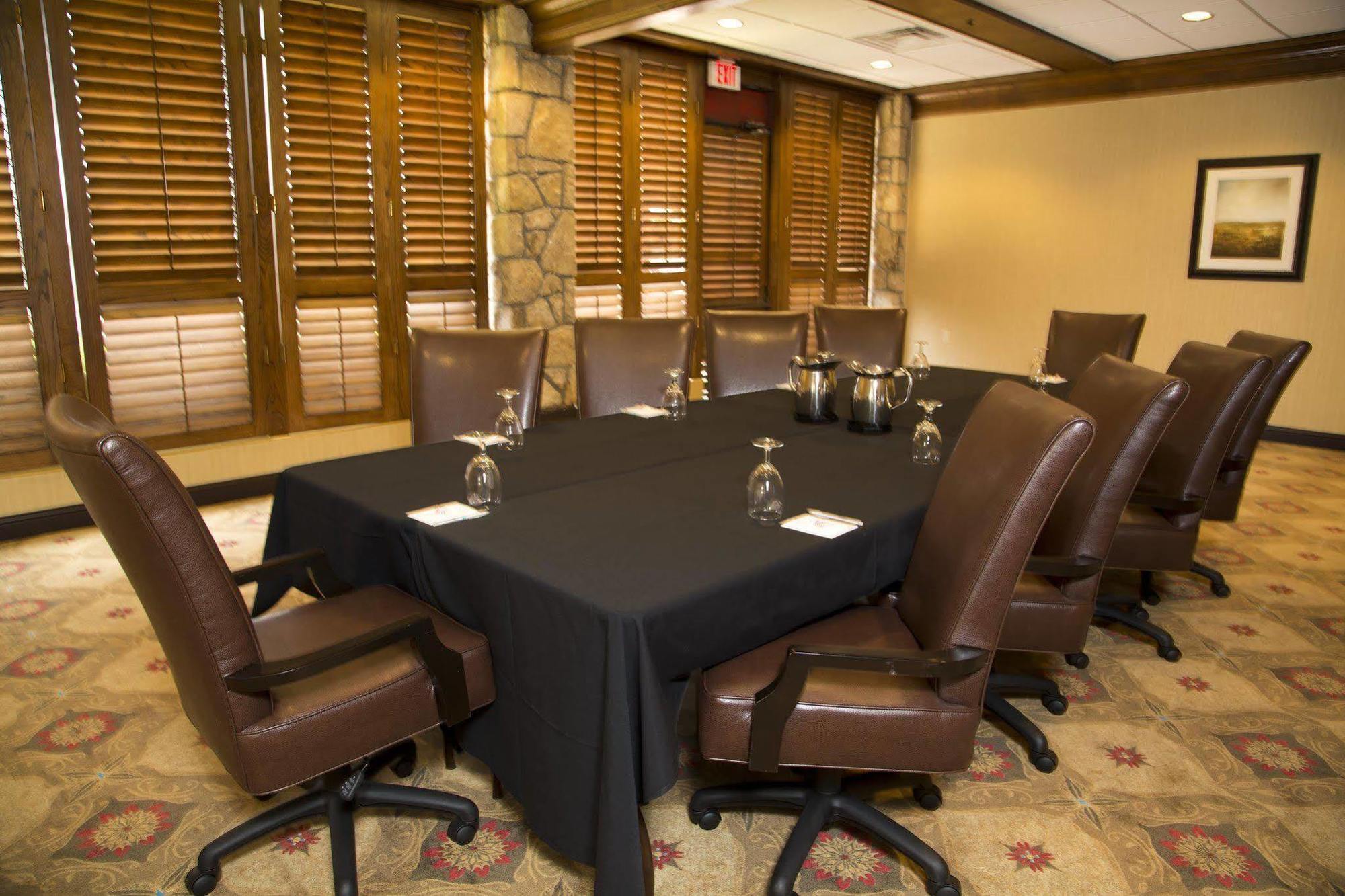 Embassy By Hilton I-44 Hotel 3*